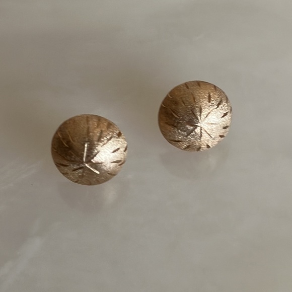 14k Solid Brushed Gold Sand Dollar Stud Earrings - Picture 6 of 16
